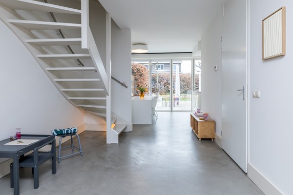 Foto - Verkocht onder voorbehoud: In een rustige en kindvriendelijke woonomgeving staat deze moderne instapklare geschakelde twee-onder-een-kapwoning (bouwjaar 2011) met voldoende woonoppervlakte, garage en tuin.
